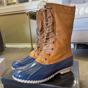 Duck boots! Waterproof! Navy Bottoms brown top with laces!